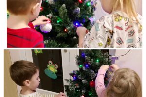Żabki ubierają choinkę