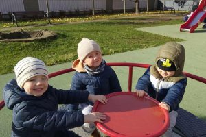 Jesienne zabawy na przedszkolnym placu zabaw